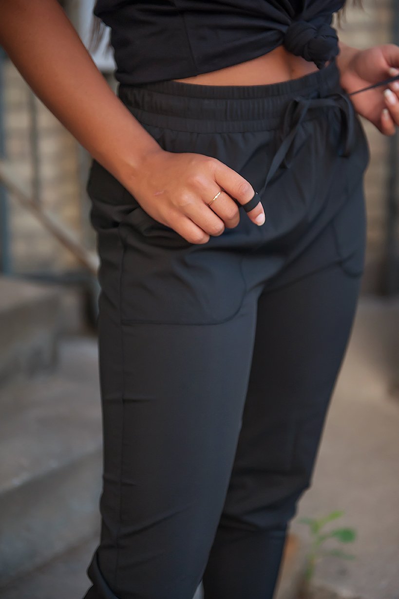 DT UPTOWN Lightweight Joggers in Black - The Coin Has A Say